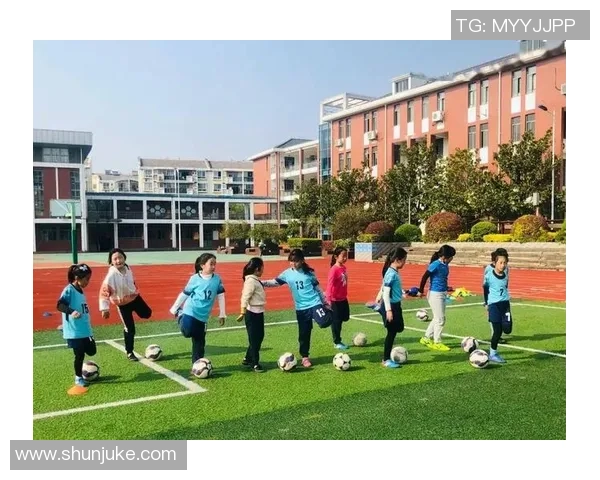 足球明星的自信之路如何在绿茵场上绽放光芒与荣耀